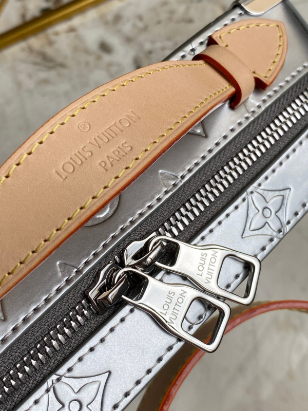 l0*is V*t0n handle trunk