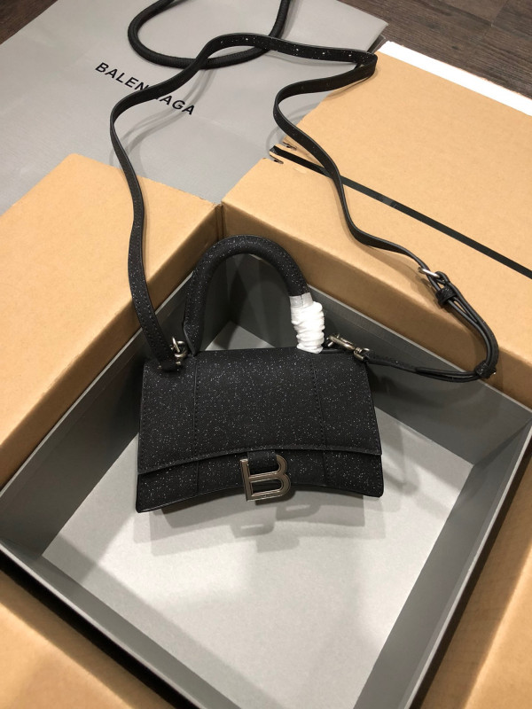 Ba*len*cia*ga hourglass