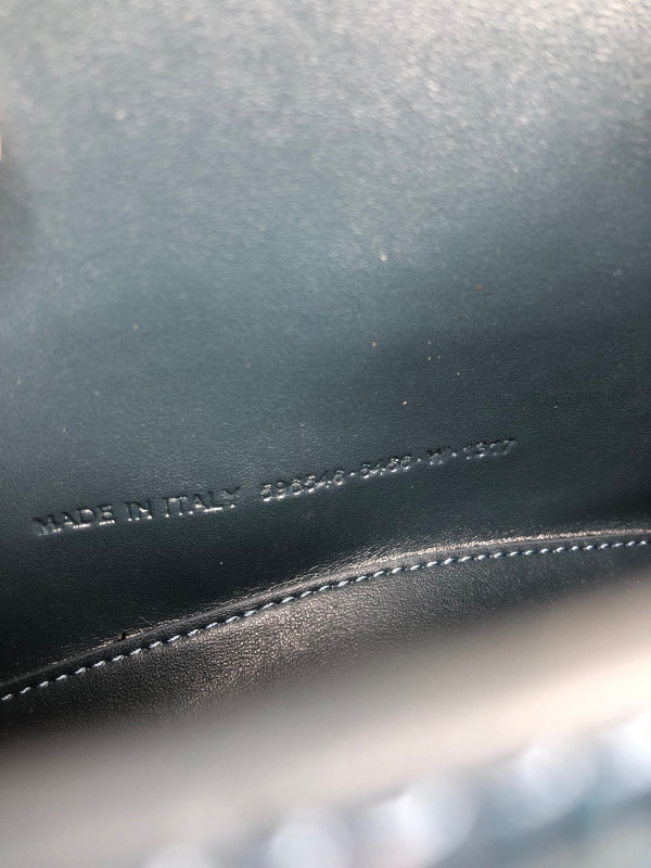 Ba*len*cia*ga hourglass