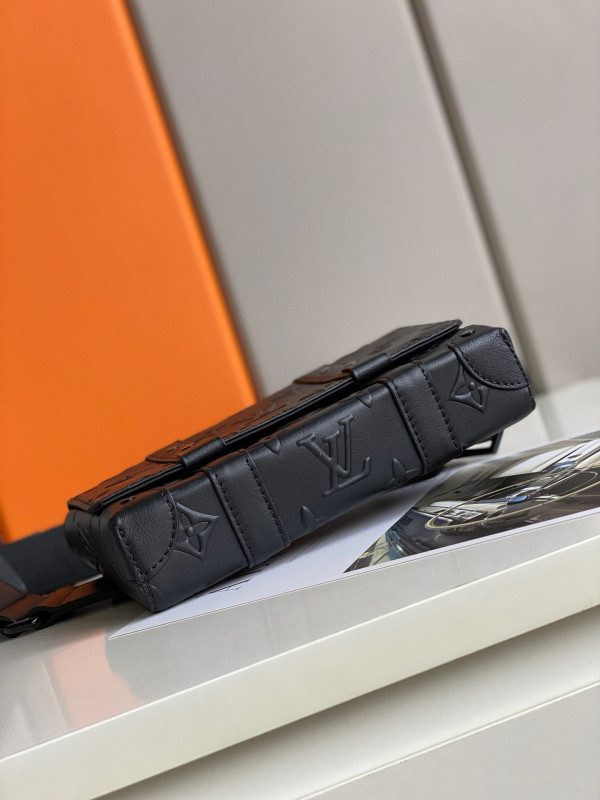 l0*is V*t0n trunk slingbag