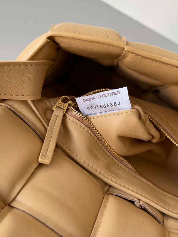 bo*te*ga Ve*ne*ta cassette