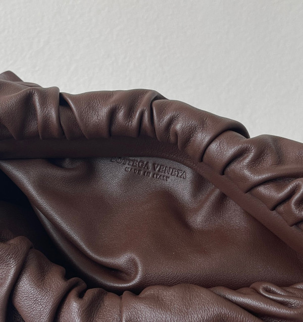 bo*te*ga Ve*ne*ta the chain pouch