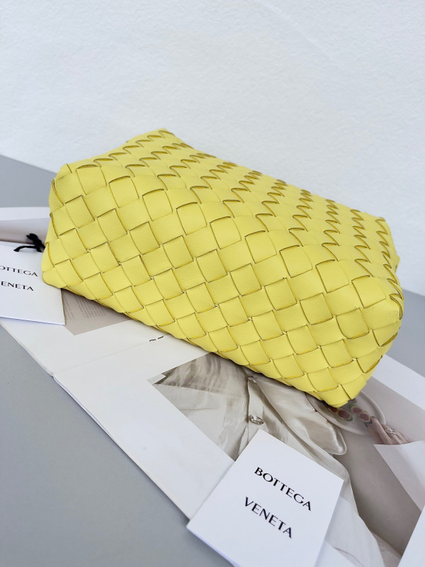 bo*te*ga Ve*ne*ta small loop camera bag