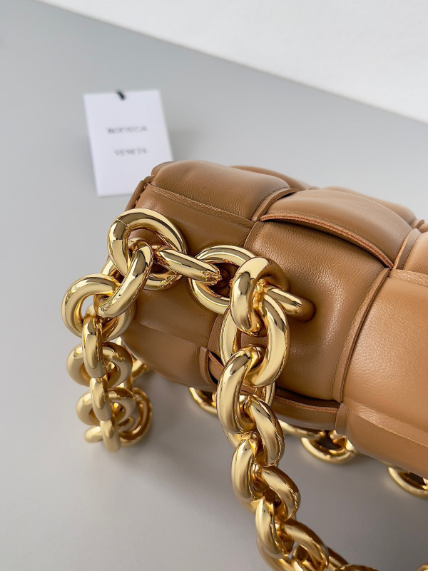 bo*te*ga Ve*ne*ta the chain cassette