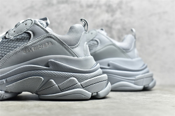 Ba*len*cia*ga triple s