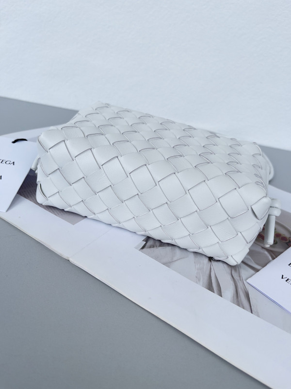 bo*te*ga Ve*ne*ta mini loop camera bag