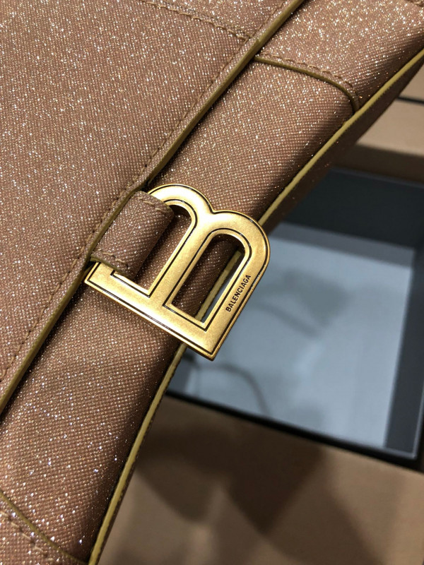 Ba*len*cia*ga hourglass