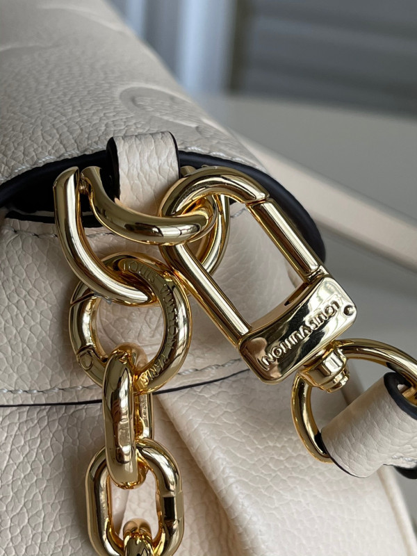 l0*is V*t0n favorite