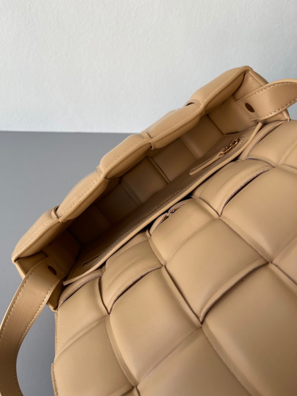 bo*te*ga Ve*ne*ta cassette