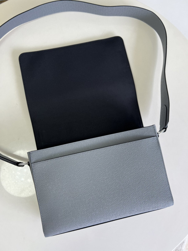 l0*is V*t0n new flap messenger