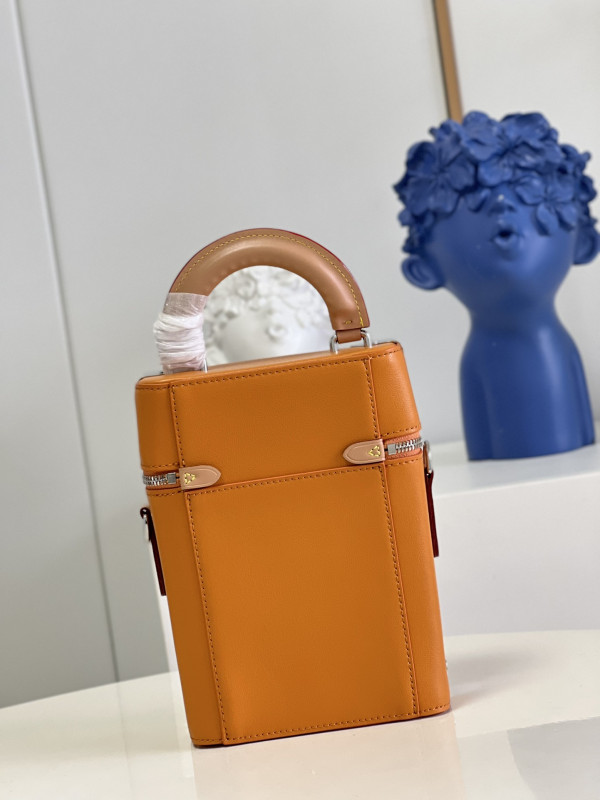 l0*is V*t0n vertical box trunk