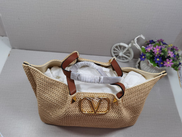 VALENTINO MEDIUM STRAW SUMMER TOTE