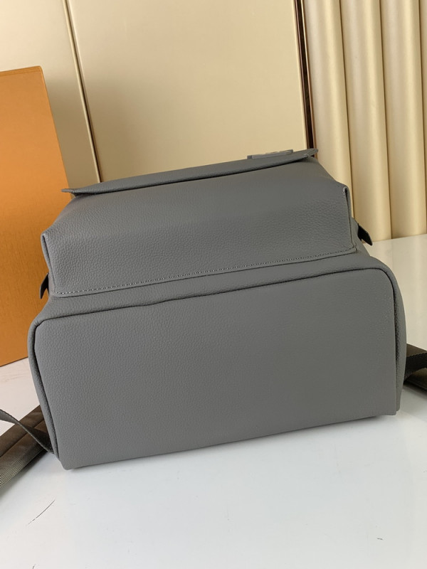 l0*is V*t0n takeoff backpack