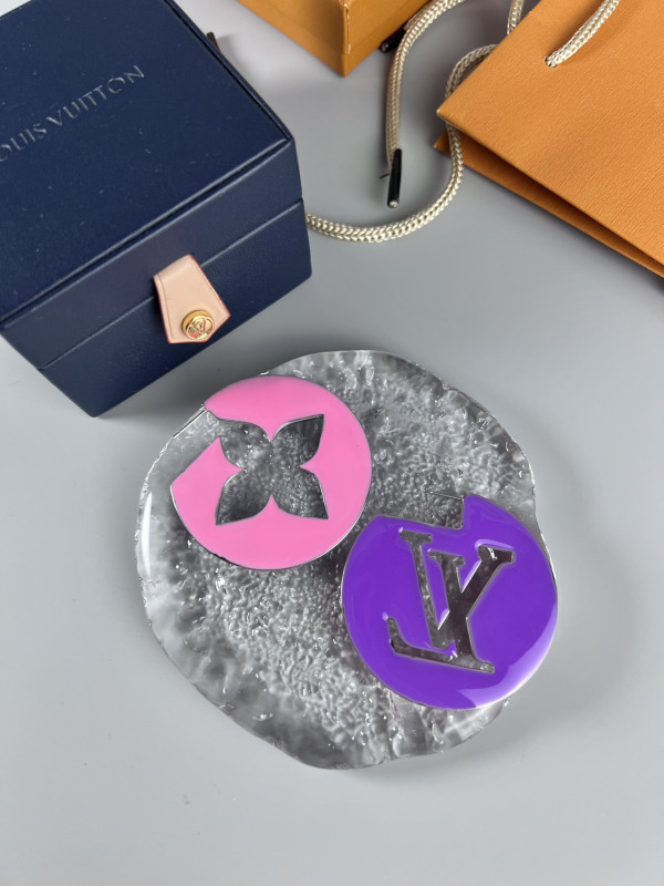 l0*is V*t0n earrings