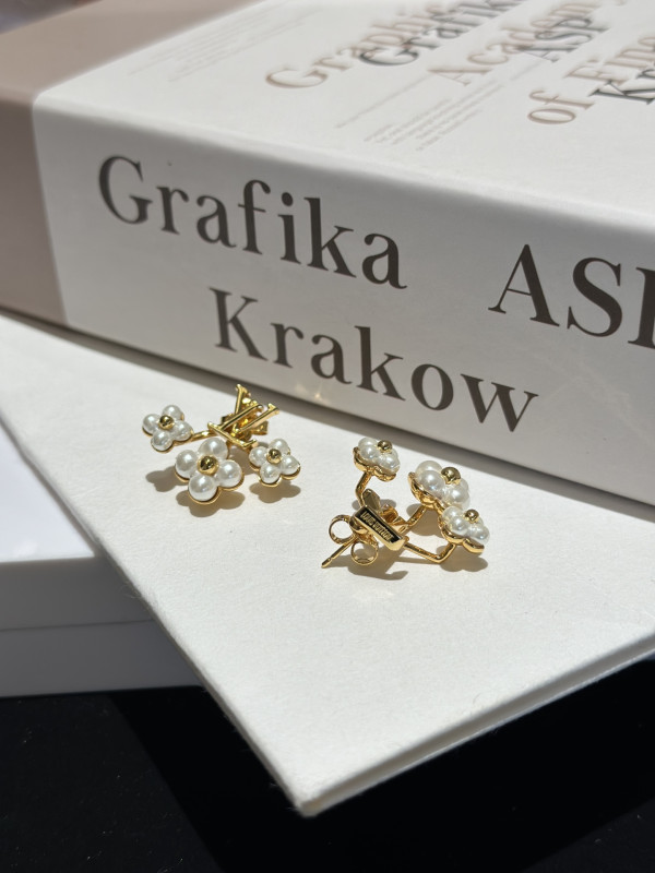 l0*is V*t0n earrings