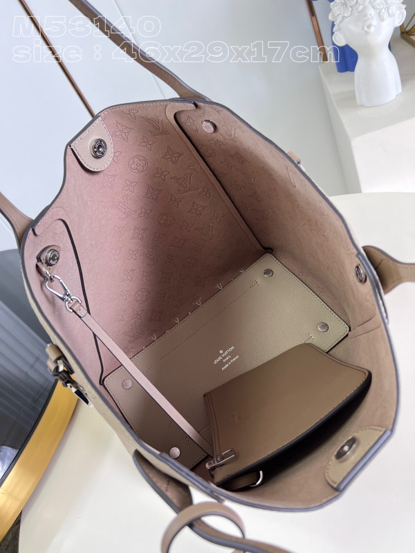 l0*is V*t0n hina-46 x 29.5 x 17cm