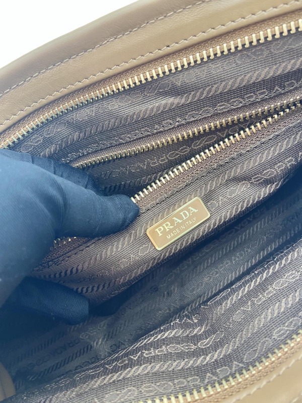 Pra*a medium leather handbag