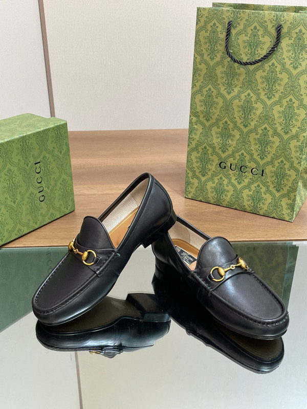 G*u*i men loafer