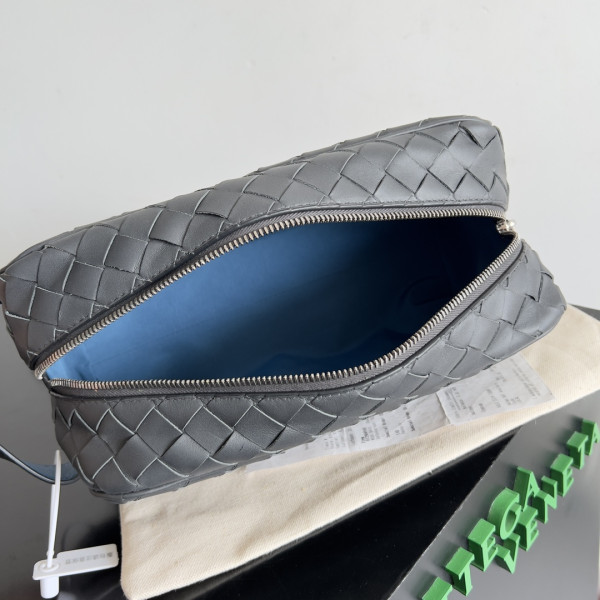 bo*te*ga Ve*ne*ta intrecciato leather wallet-on-strap