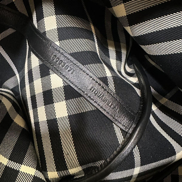 B**rry medium check drawstring pouch​