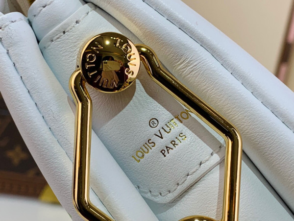 l0*is V*t0n coussin bb