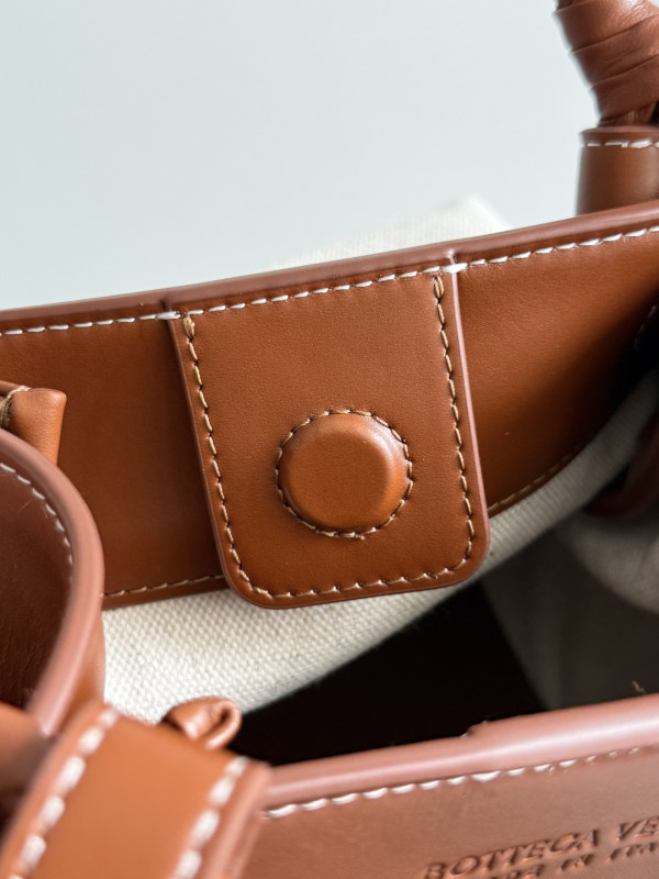 bo*te*ga Ve*ne*ta small parachute  - 21*17*16cm