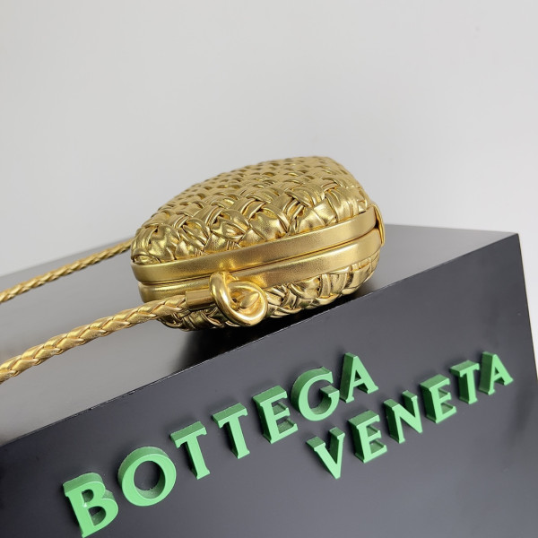 bo*te*ga Ve*ne*ta knot minaudiere on strap