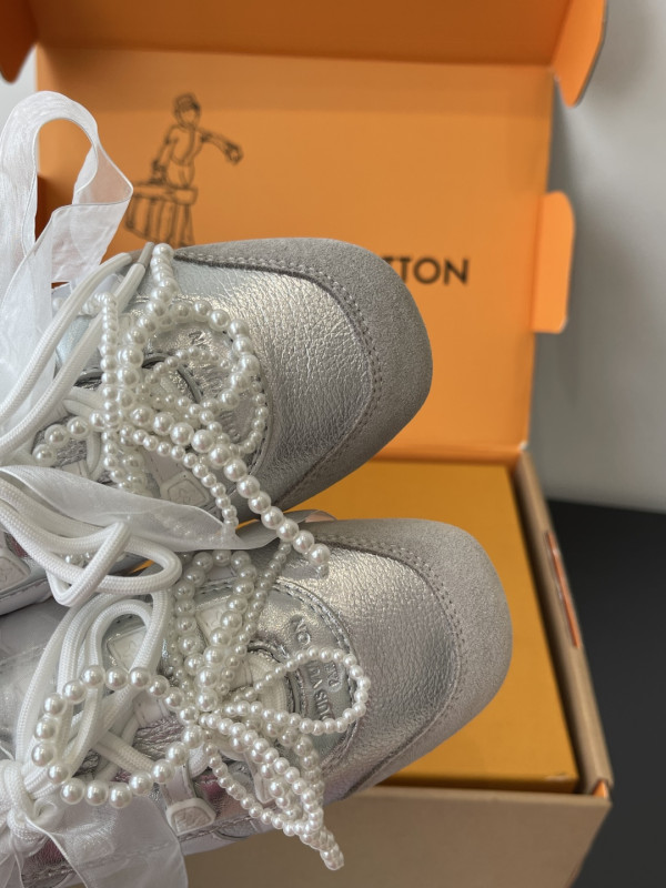 l0*is V*t0n sneakerina