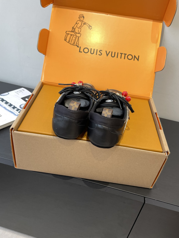 l0*is V*t0n sneakerina